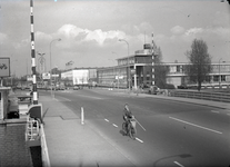 808363 Gezicht op de Paul Krugerbrug over het Mewerdekanaal te Utrecht, met op de achtergrond de Graadt van Roggenweg ...